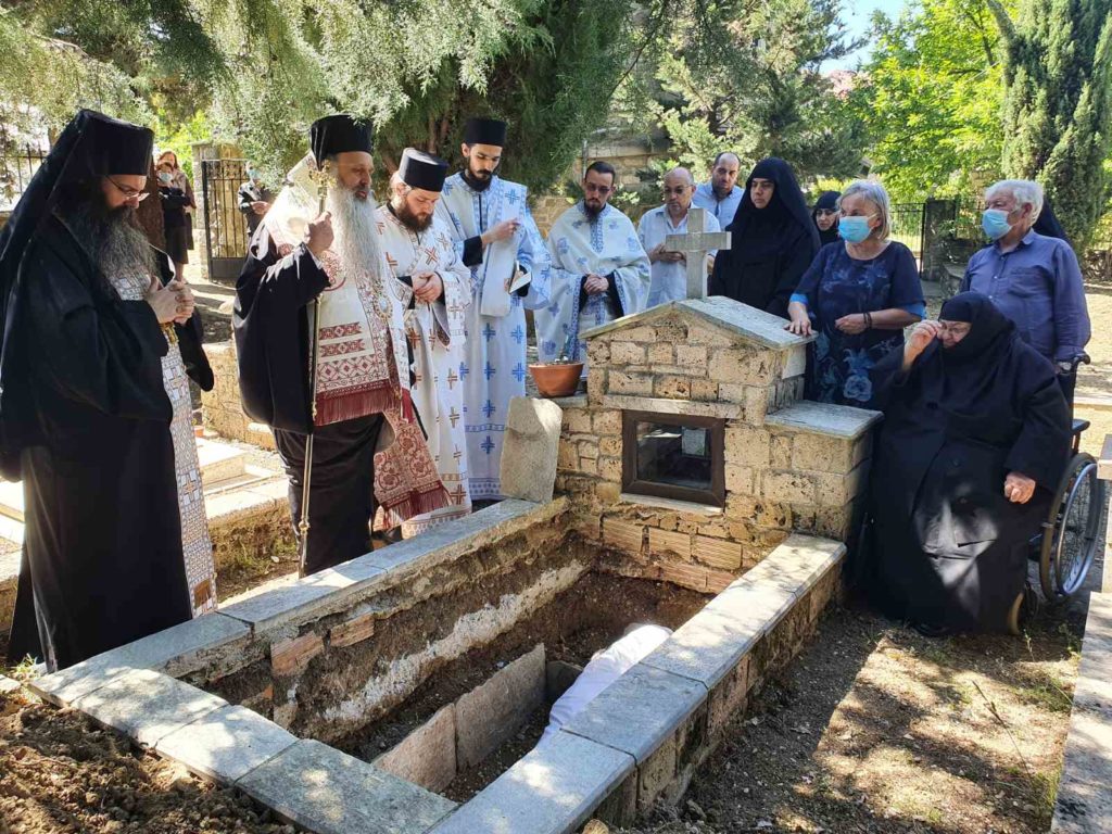 Η εξόδιος ακολουθία της μοναχής Ιερωνύμης στη Μονή Σαγιάδων