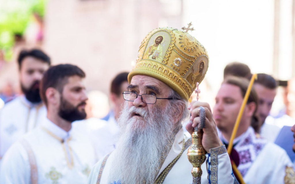 Земљом ходимо а небесима живимо