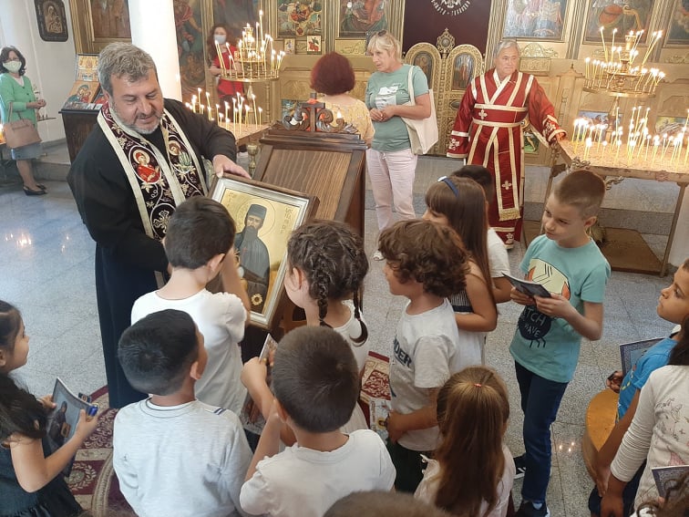 Деца от ДГ „Надежда“ Елхово се поклониха пред св. Ефрем Нови