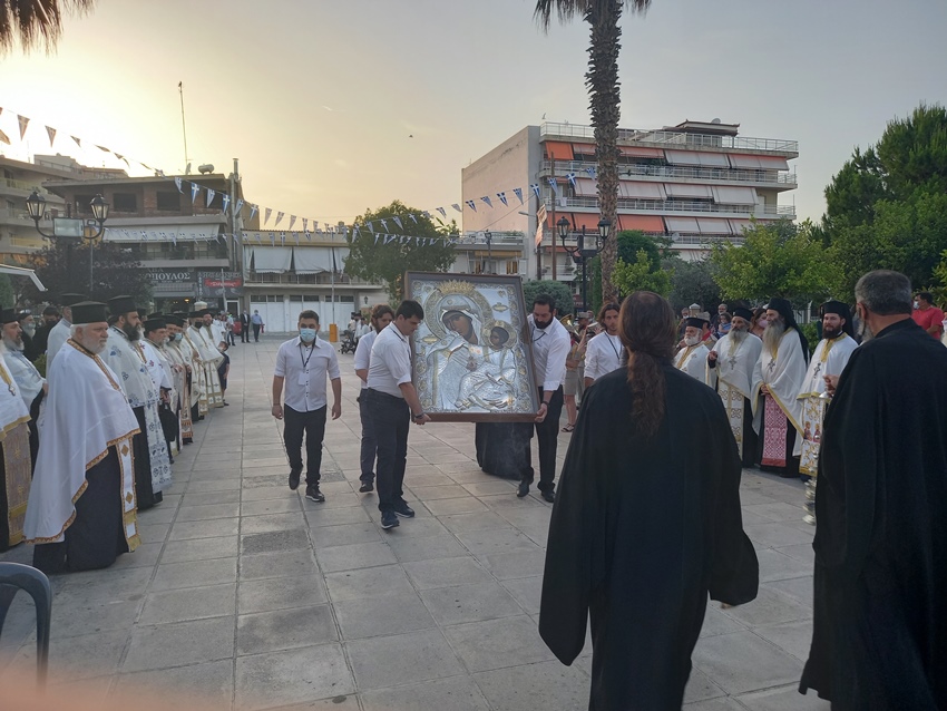 H Εικόνα της Παναγίας “Παραμυθίας” στον Καθεδρικό Ναό Κορίνθου – Προσευχήθηκε για τον Γέροντα Εφραίμ ο Μητροπολίτης