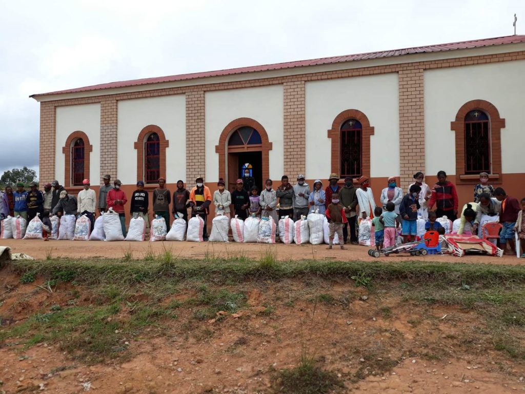 Η πανηγυρική Θ. Λειτουργία συνοδεύθηκε από βοήθημα σε άπορες οικογένειες