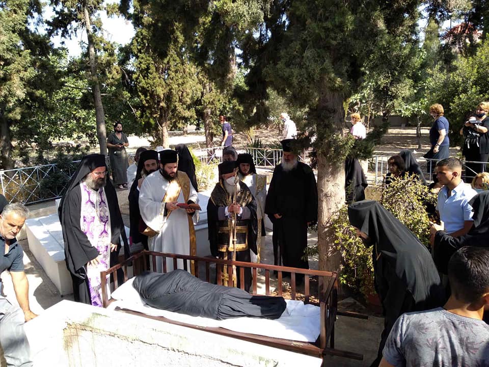 Η εξόδιος της μακαριστής μοναχής Παρθενίας από τον Μητροπολίτη Ύδρας