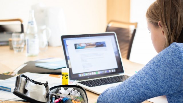 Близо половината от учителите по Религия и катехизис са провеждали онлайн занимания по време на пандемията