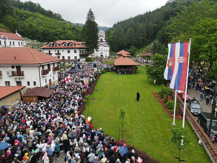 THOUSANDS GATHER FOR REVESTING OF SAINT’S RELICS AT SERBIAN MONASTERY (+VIDEO)