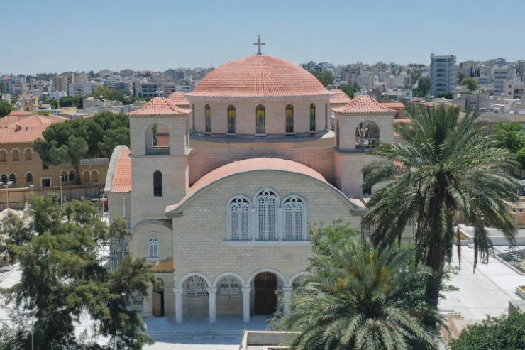 Кипърският и Атинският архиепископи ще осветят нов храм