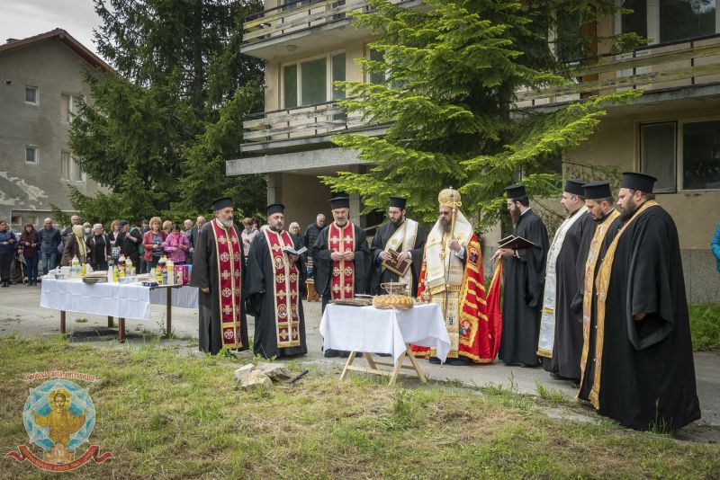 Осветен бе основният камък за параклис в чест на св. апостоли Петър и Павел край с. Сестримо