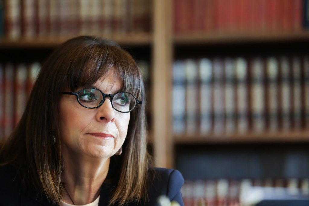 «Τιμάτε τη σημαία μας, το ιερότερο σύμβολο του έθνους»