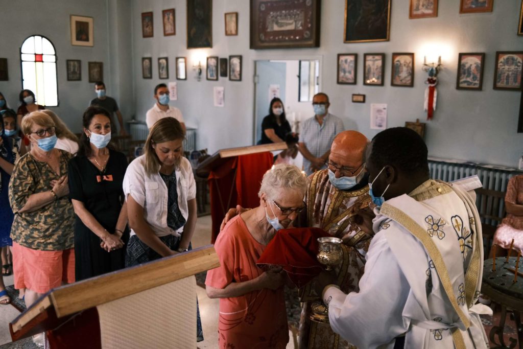 Πιστοί μεταλαμβάνουν στην Τουλόν της Νότιας Γαλλίας