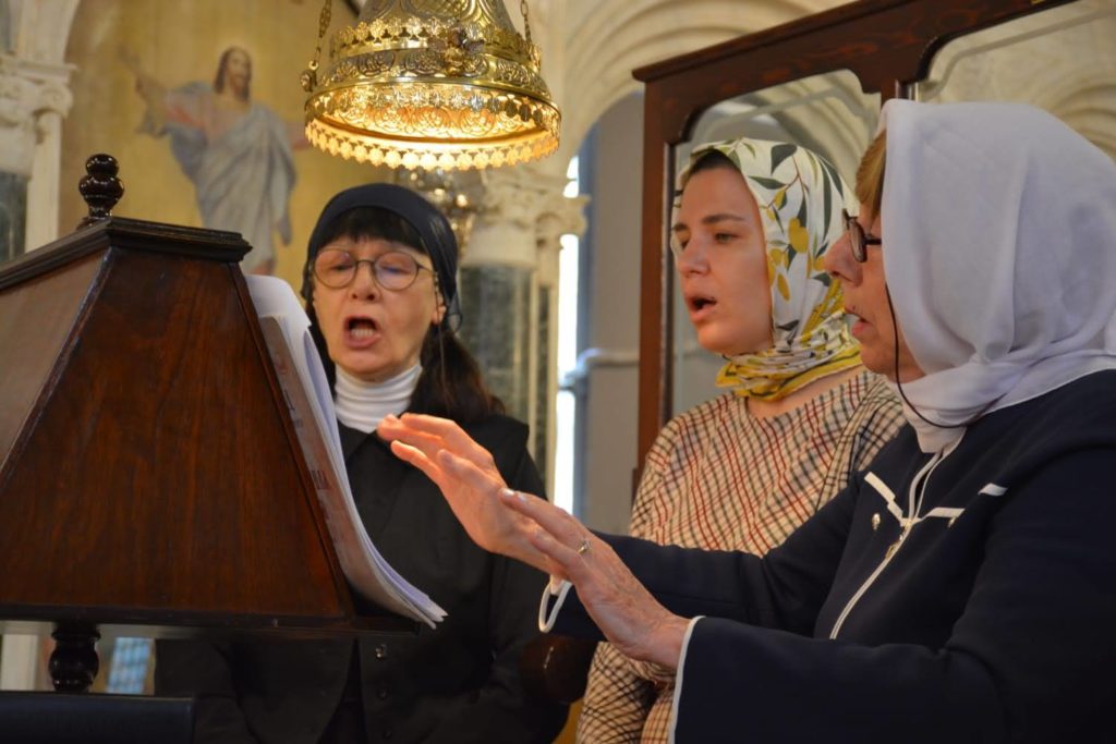 Η Θεία Λειτουργία στη σλαβωνική στην Αγία Τριάδα Χαλκηδόνος