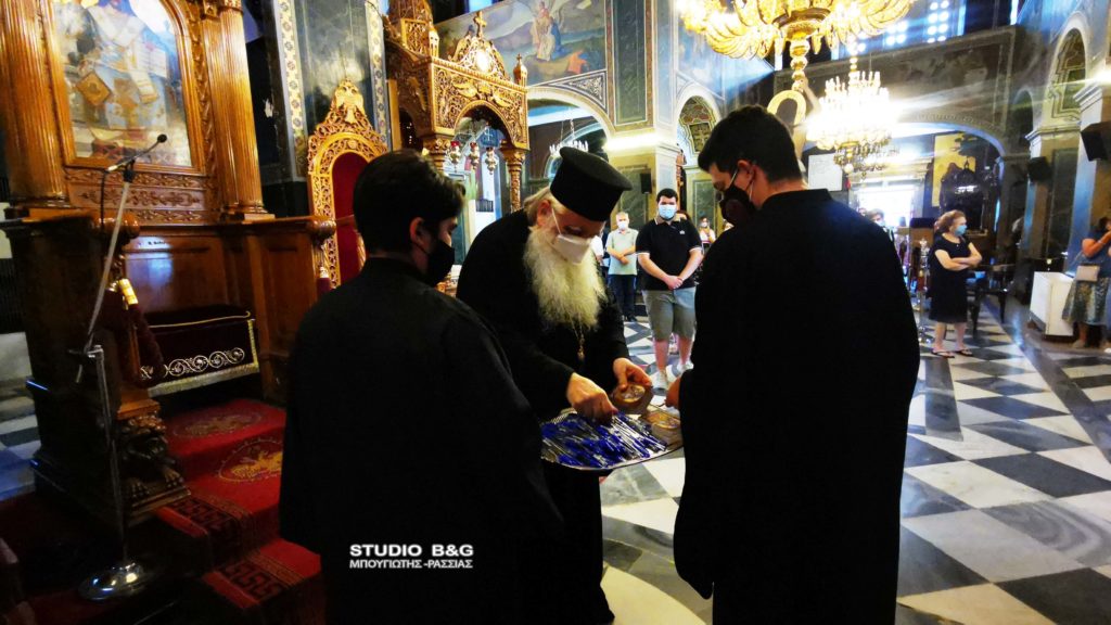 Δώρισε στα παιδιά των Πανελληνίων από ένα στυλό και μία εικόνα