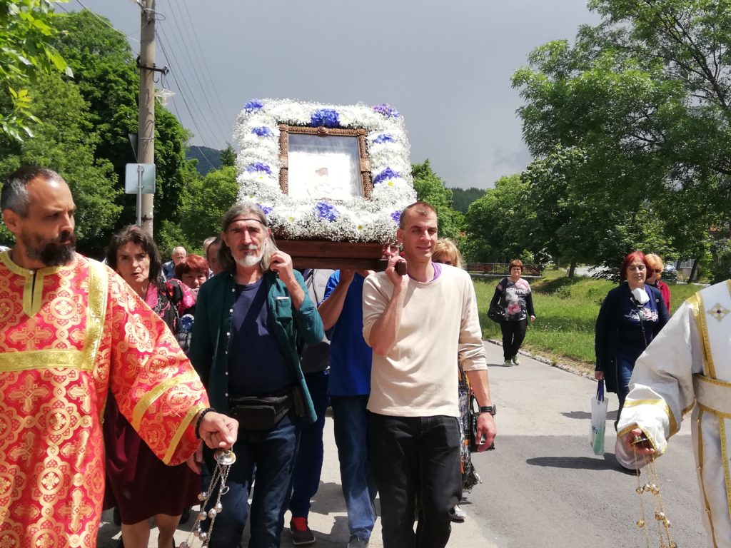 Тържестевно бе отбелязан празникът на иконата „Достойно ест“ в Бухово