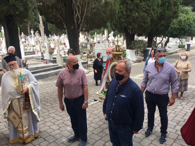 Περιφορά της εικόνας της Αναστάσεως εντός του κοιμητηρίου