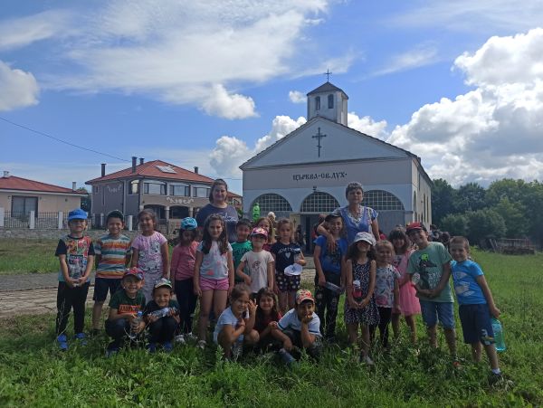 Деца от детската градина в с. Маринка посетиха местния храм за празника на Светия Дух