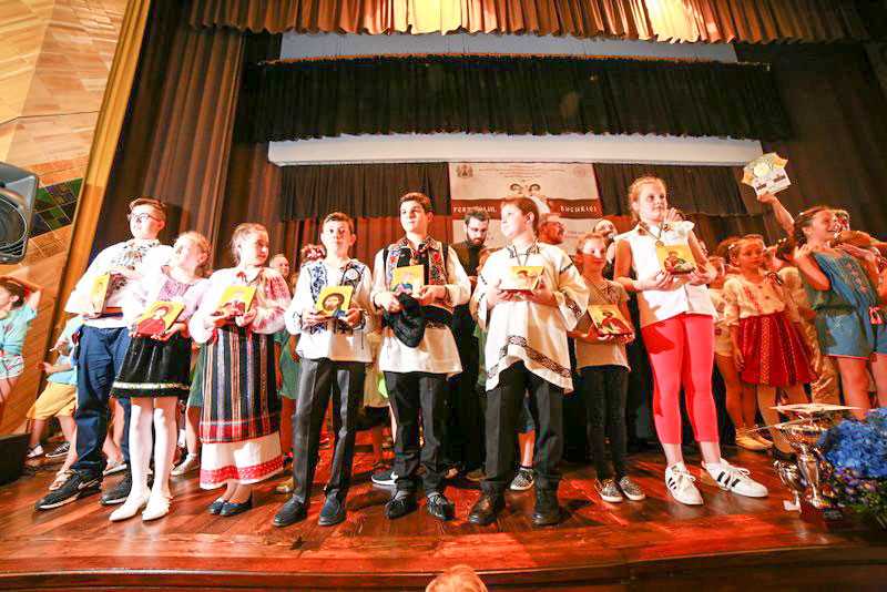 Οι νέοι Ρουμάνοι που κατοικούν στην Ιταλία τιμούν τις παραδόσεις