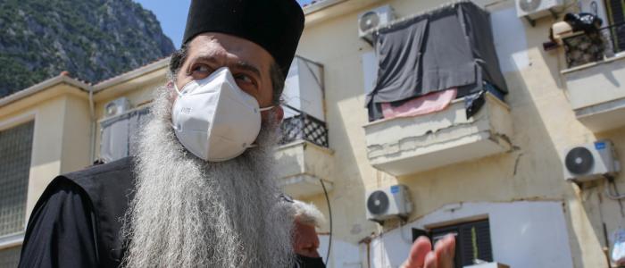Metropolitan of Fthiotida tours asylum seekers shelter near Thermopylae