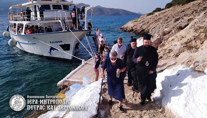 Εκατοντάδες πιστοί στη νησίδα των Αγίων Πάντων (ΦΩΤΟ)
