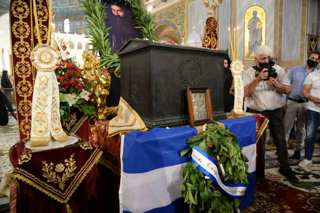 ΠΑΤΡΑ: Υποδέχτηκαν τα λείψανα του Παλαιών Πατρών Γερμανού – “Πυρπόλησε καρδιές και πάλι Εθνεγέρτα Γερμανέ…”