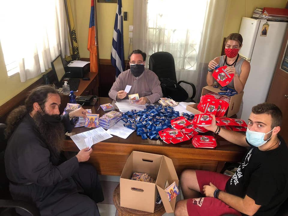 Ένα παιδικό βιβλιαράκι με το βίο της Αγίας Μαρίνης και ένα γλύκισμα