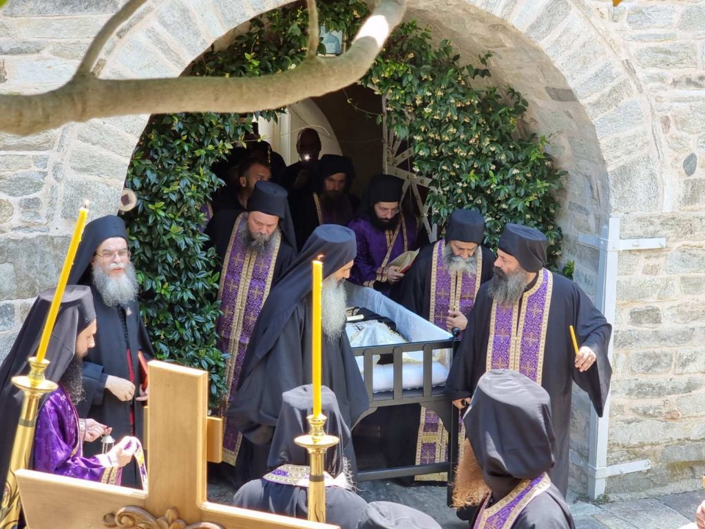 Η Εξόδιος του Γέροντος Ιωακείμ και ο συγκινητικός αποχαιρετισμός