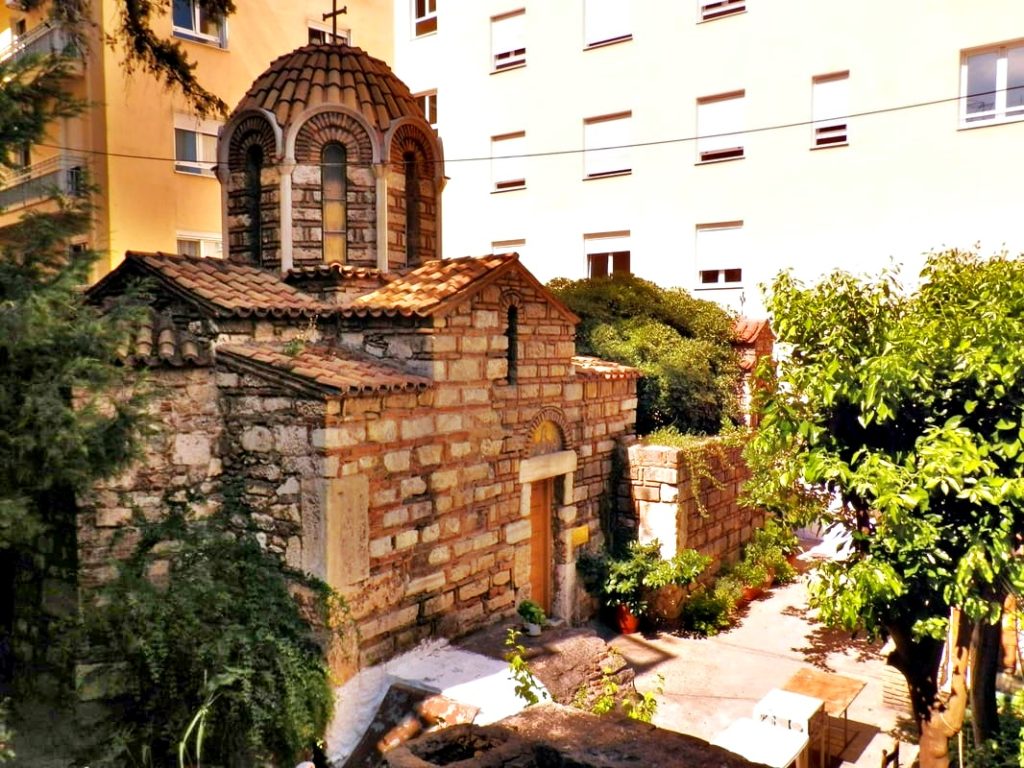 Τσόχα 39: Οι Άγιοι Πάντες που “πνίγηκαν” στις πολυκατοικίες