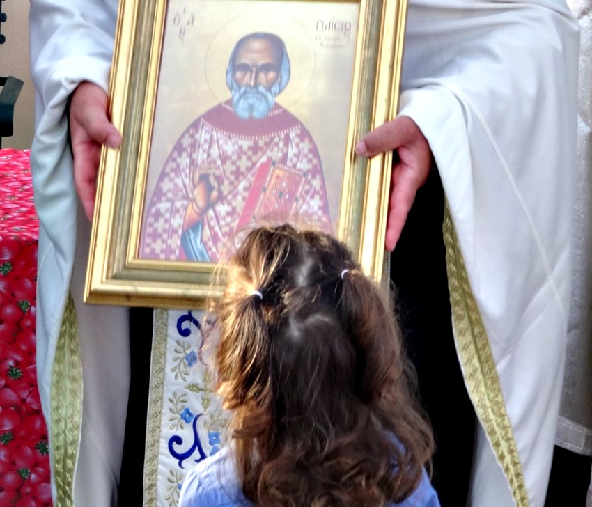 Η ΦΩΤΟΓΡΑΦΙΑ ΤΗΣ ΗΜΕΡΑΣ: Ένα παιδί ενώπιον του Αγίου