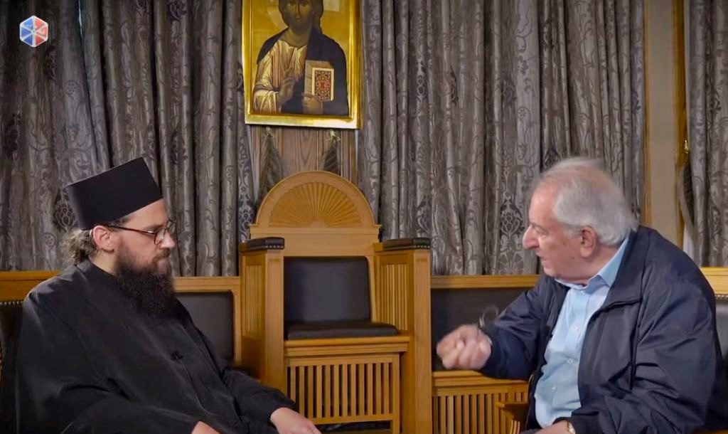 Ο ιερομόναχος π. Γεννάδιος Μανώλης συζητά με τον Χρήστο Οικονόμου