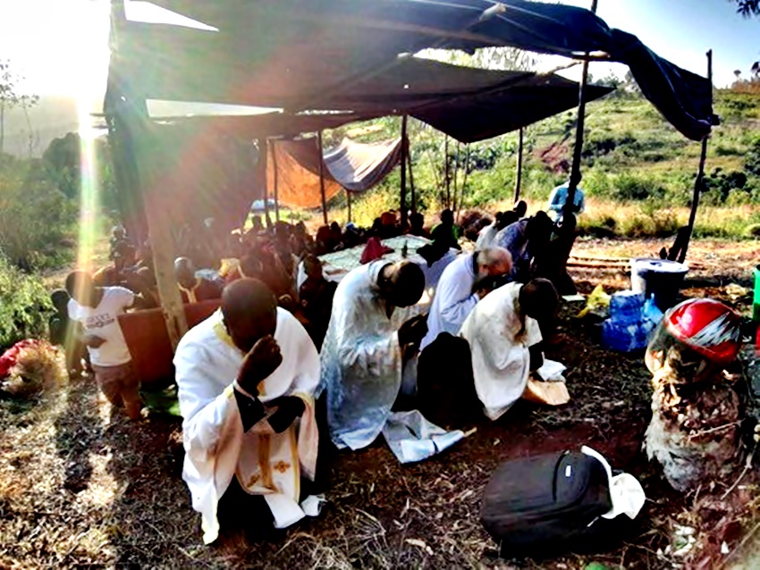 Η ΦΩΤΟΓΡΑΦΙΑ ΤΗΣ ΗΜΕΡΑΣ: Γονατιστοί στην Τανζανία