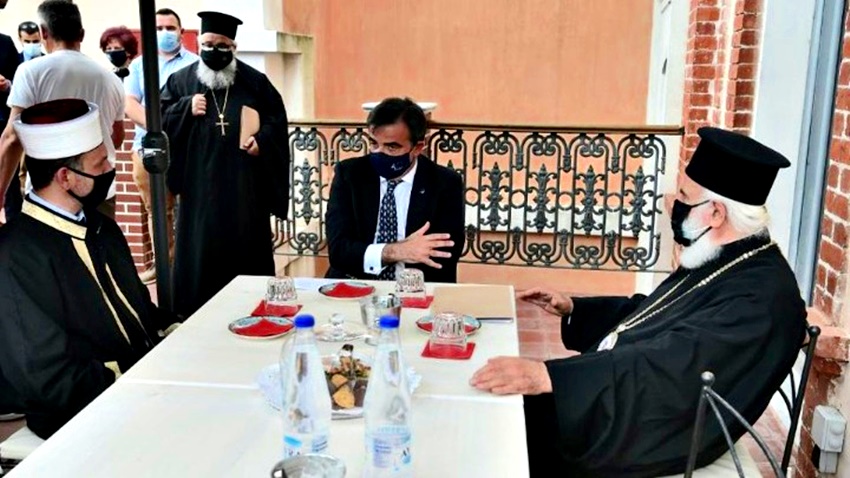 Στο ίδιο τραπέζι ο Σεβασμιώτατος και ο τοποτηρητής της Μουφτείας