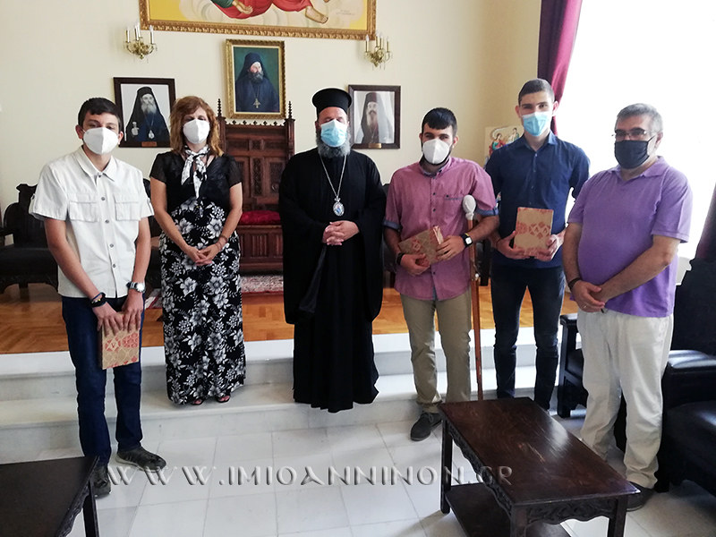 Ο Μητροπολίτης Ιωαννίνων βράβευσε τους πρωτεύσαντες μαθητές του ΓΕΛ Βελλάς