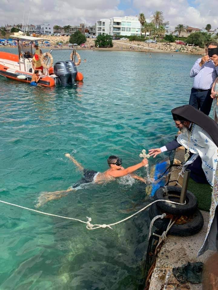 Το έθιμο της ρίψης του Τιμίου Σταυρού στο Παραλίμνι