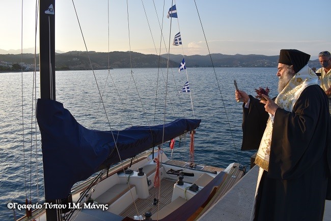 Αγιασμός σε καθέλκυση ιστιοφόρου από τον Μητροπολίτη Μάνης