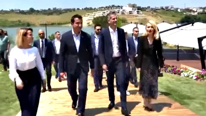 Το κλειδί της πόλης των Τιράνων στον Κ. Μπακογιάννη