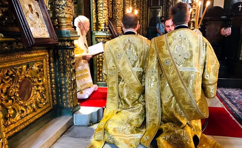 Γονατιστός ο Οικουμενικός Πατριάρχης και οι Ιεράρχες σε ολόκληρη την Ελλάδα και την Οικουμένη (ΕΙΚΟΝΕΣ)