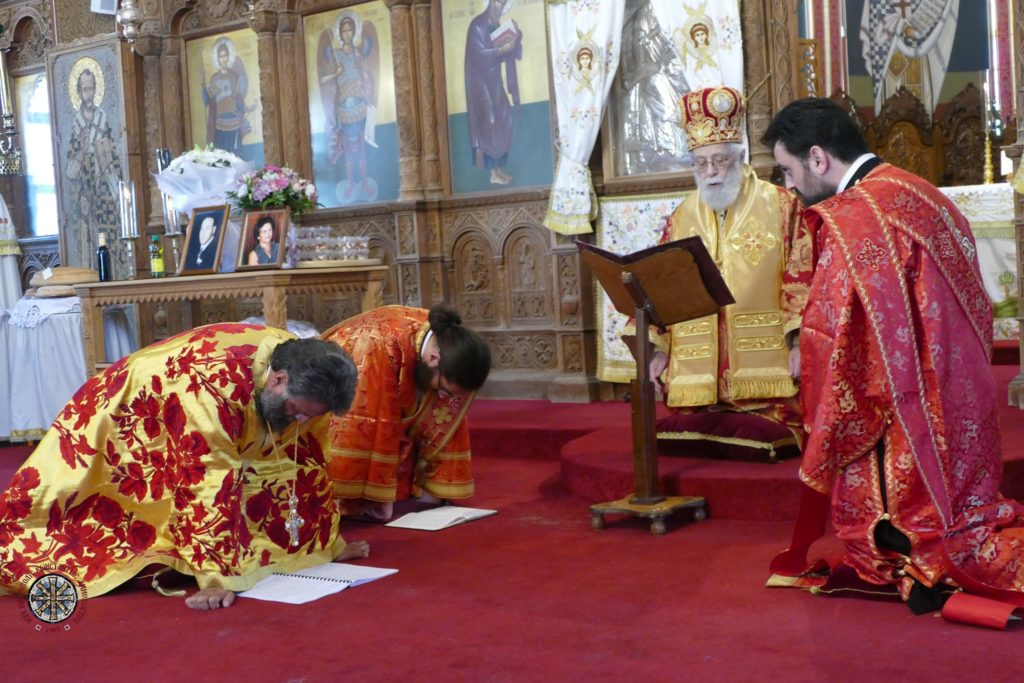 Ο Κωνσταντίας Βασίλειος γονατιστός μαζί με τους ιερείς