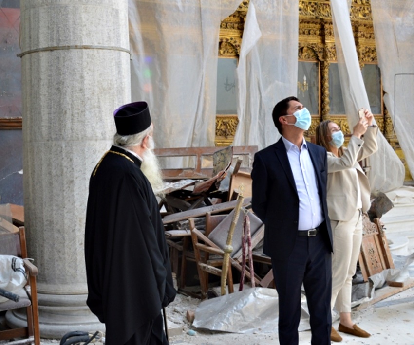 Ο Πρέσβυς της Πολωνίας στον πληγέντα ναό στο Καρλόβασι