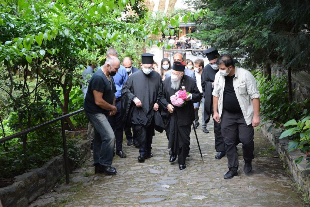 Χαρά στον Βόσπορο για την παρουσία του Πατριάρχου – Μικρά παιδιά του προσέφεραν πολύχρωμα άνθη