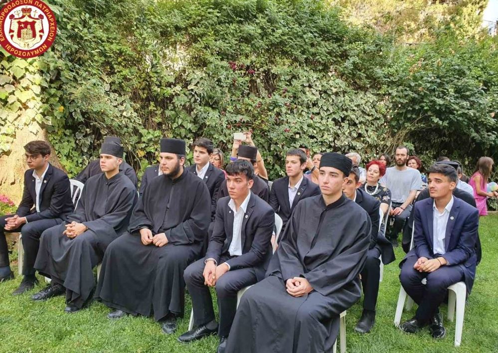 Απόφοιτοι και σπουδαστές της Σχολής Σιών στο Ελληνικό Προξενείο