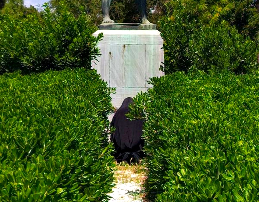 Η ΦΩΤΟΓΡΑΦΙΑ ΤΗΣ ΗΜΕΡΑΣ: Γονατιστός στον ανδριάντα του Κανάρη