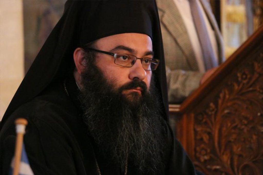 Κάτω από τα ράσα έκρυβε το καυστικό υγρό