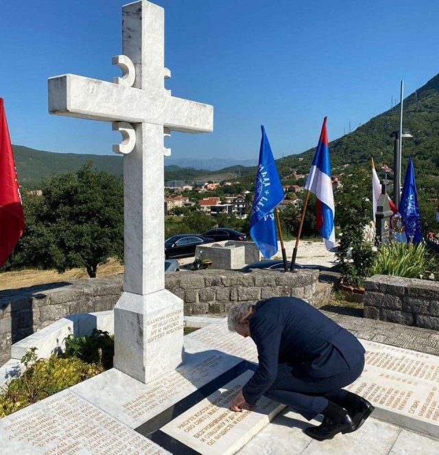 Премијер Здравко Кривокапић се у манастиру Подластва грбаљска поклонио жртвама комунистичког терора