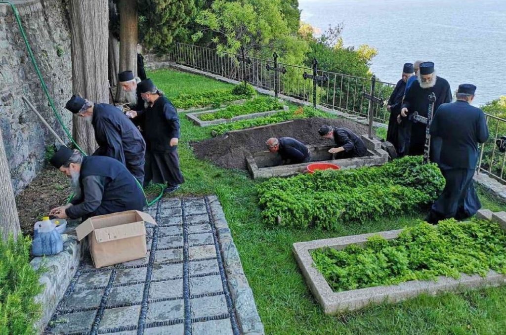 Ανακομιδή Ιερών Λειψάνων Προηγούμενου Ιεράς Μονής Διονυσίου