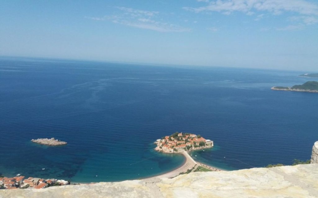 После 60 година неправде: Митрополији црногорско-приморској враћају цркве на Светом Стефану