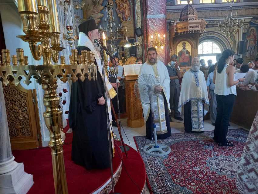 Βέλο Κορινθίας: Ο Μητροπολίτης στην Εξόδιο ακολουθία της 26χρονης Γαρυφαλλιάς