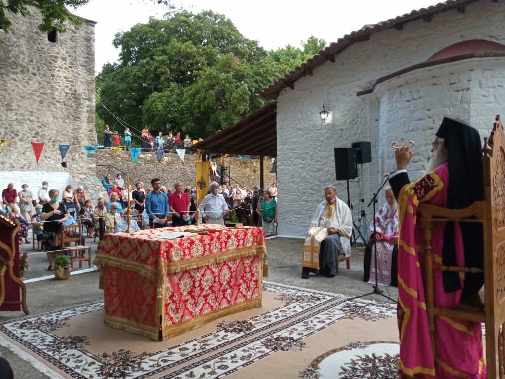 Υπαιθρίως ο Εσπερινός στην Ιερά Μονή Αγίων Αναργύρων Αγιάς