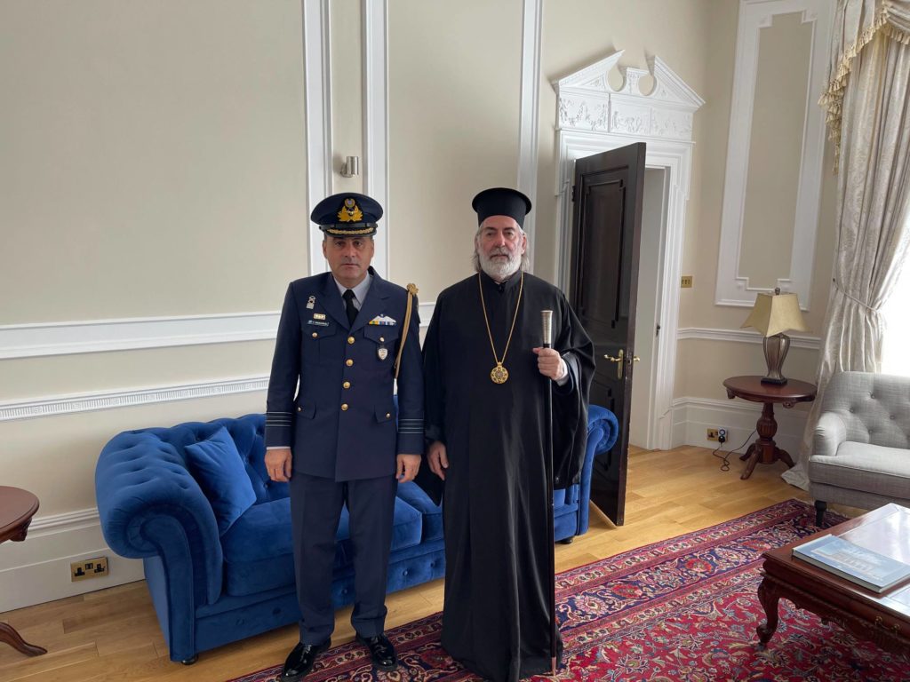 Ο Ακόλουθος Άμυνας της Κύπρου στον Αρχιεπίσκοπο Θυατείρων