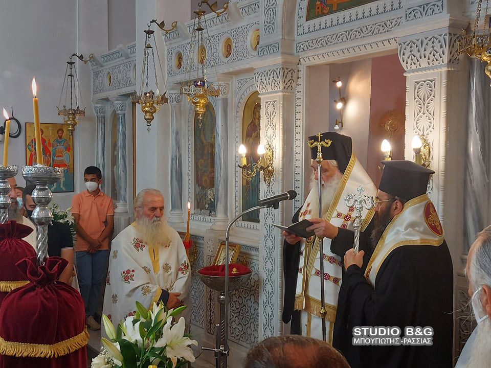 Σε κλίμα βαθιάς συγκίνησης η εξόδιος ακολουθίας του π. Ηλία Αλευρά