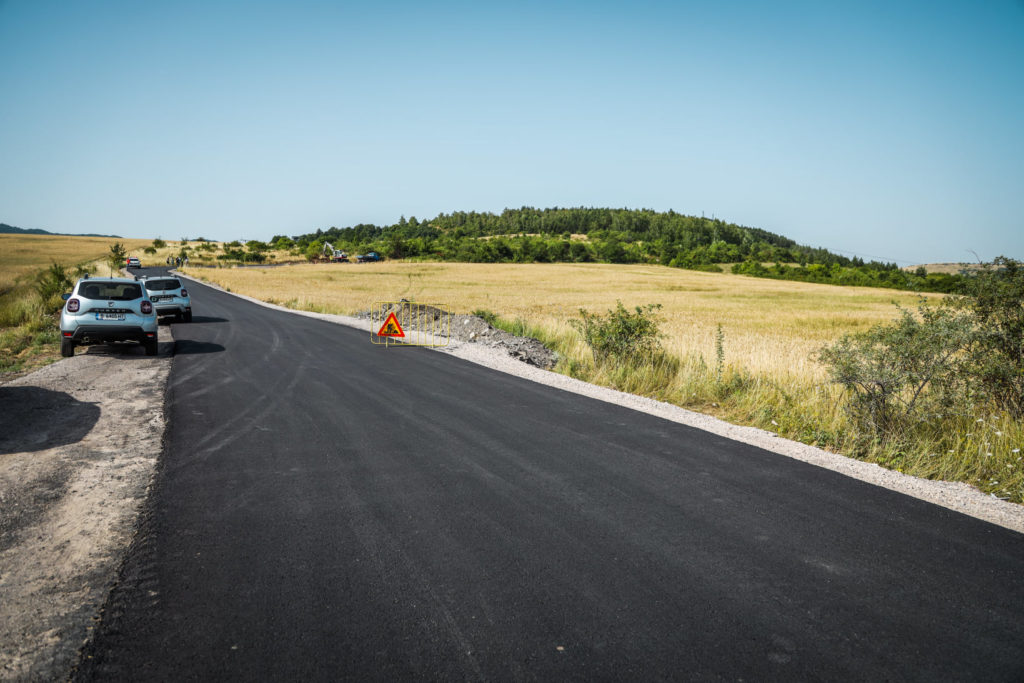 Положиха първия слой асфалт на пътя до Дивотинския манастир