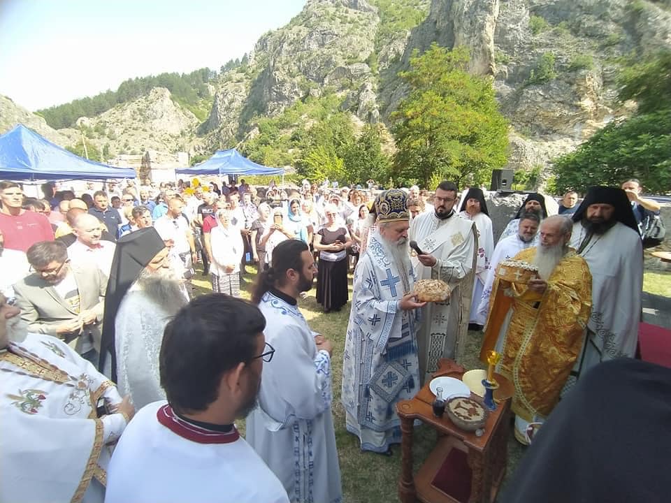 Литургијска сабрања у призренском Манастиру Св. архангела и на остацима минираног манастира Бузовик