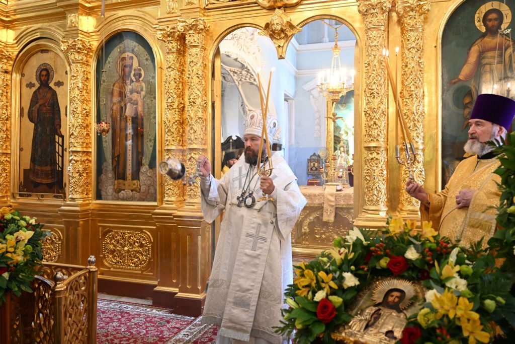 Митрополит Иларион совершил Литургию в храме московского Подворья Антиохийской Церкви