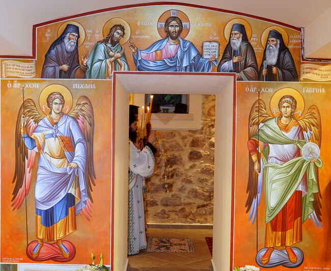 Нов параклис, посветен на св. Йоан Кръстител и на светите Паисий Светогорец, Порфирий Кавсокаливит и Яков Цаликис бе осветен в Гърция